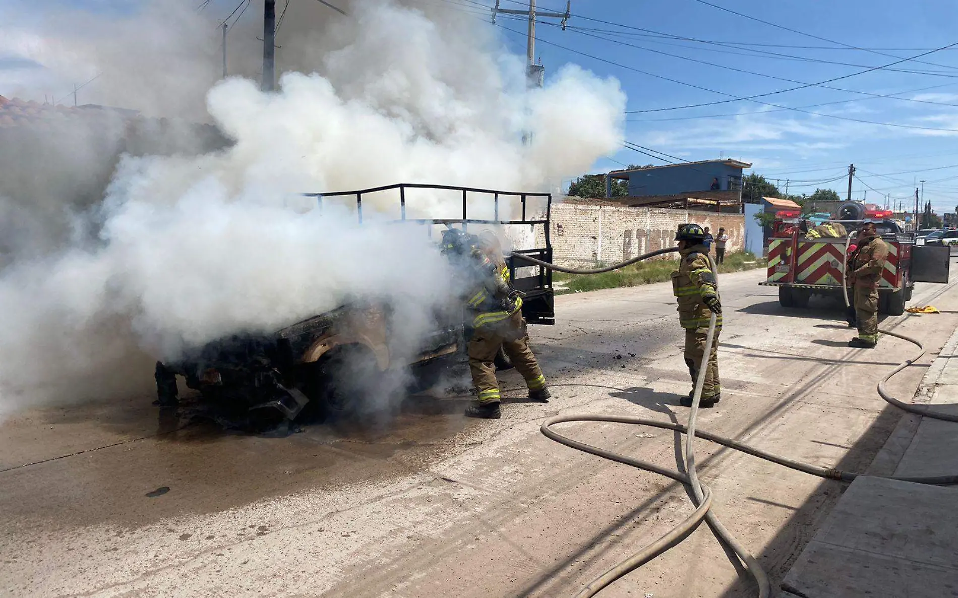 Camioneta arde en llamas en la colonia Jalisco en Durango